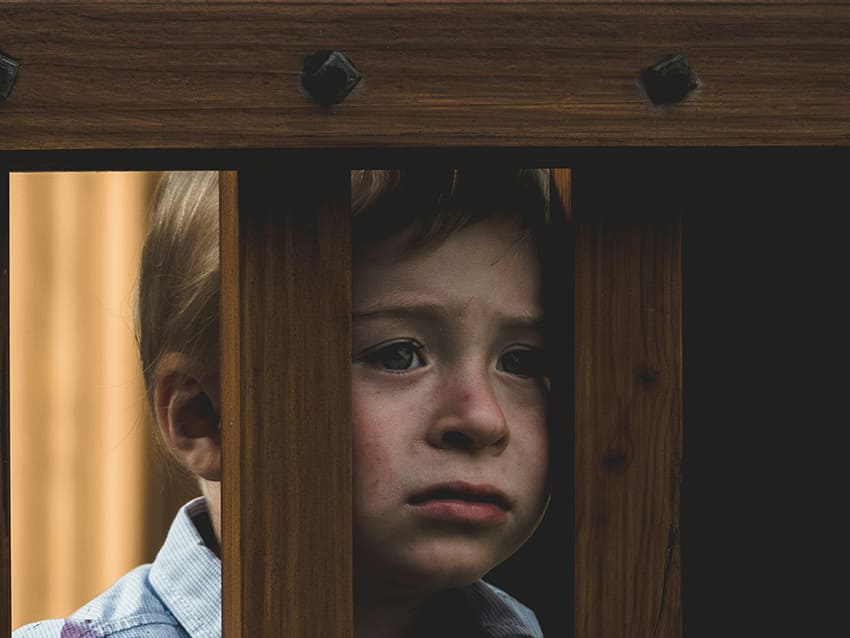 Niño aislado y solo por el bullying